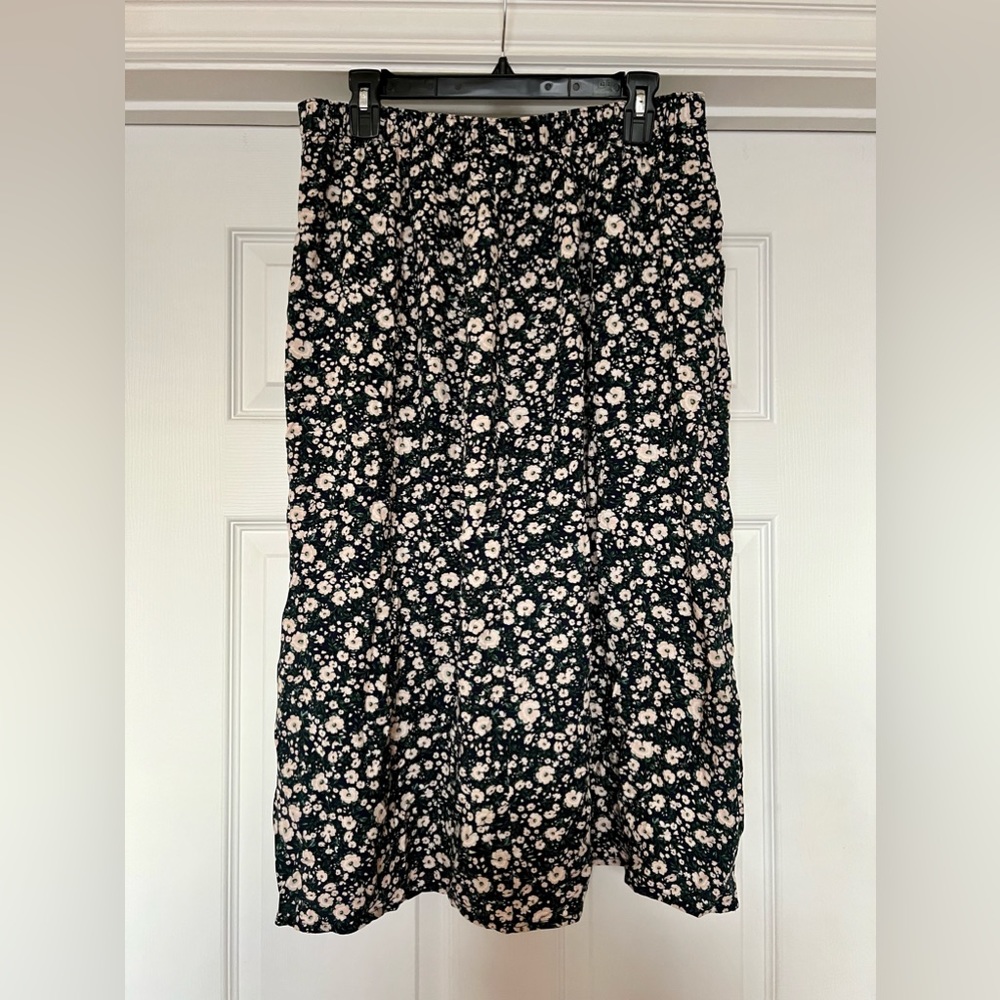 Old Navy Midi Floral Swing Skirt with Pockets. Size Large.